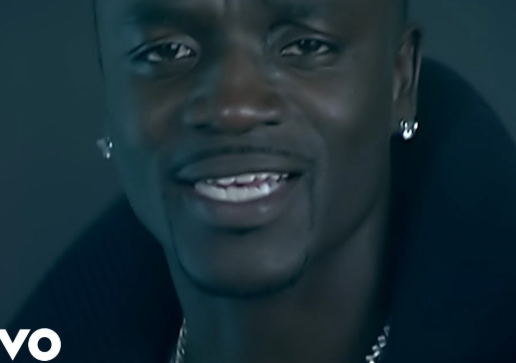 Makna Lagu Smack That – Akon